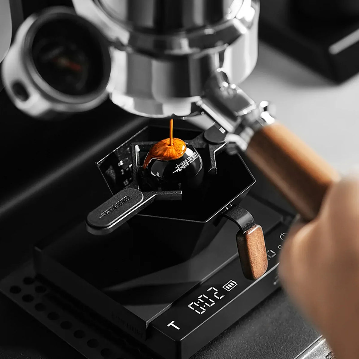 MHW-3BOMBER Smooth Espresso Chilling Ball Stand Main Concept Avenue
